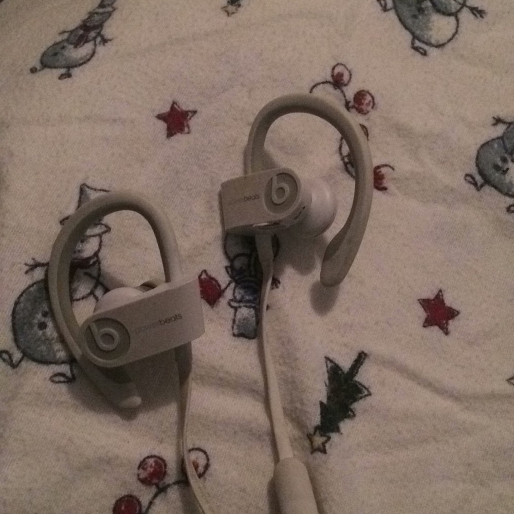 Beats powerbeats (white) and beat 2s (blue)